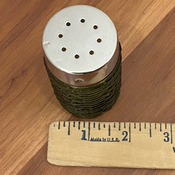 Vintage MCM Mid Century Modern Avocado Green Textured Glass Salt & Pepper Shaker - Picture 6 of 13